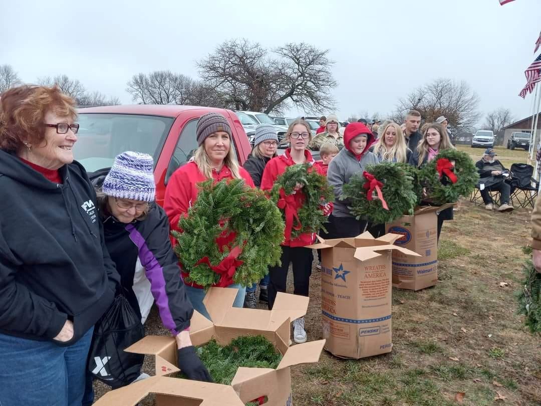 Volunteers helping to get ready to pass out the wreaths.&nbsp; It takes a lot of people in all different roles to make everything happen.<br>