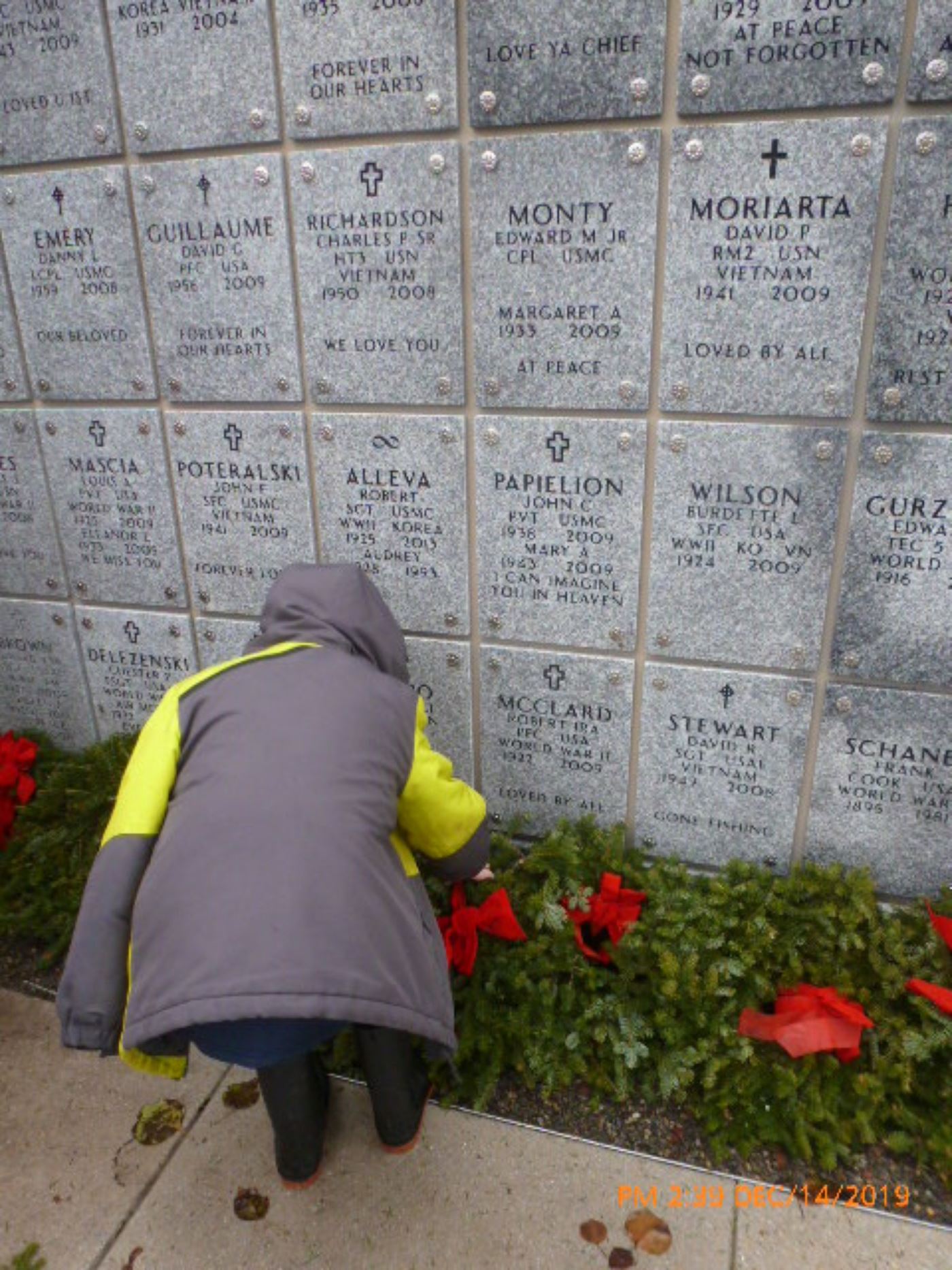 A trailman lays a wreath at the memory wall at Saratoga National Cemetery in Dec 2019.