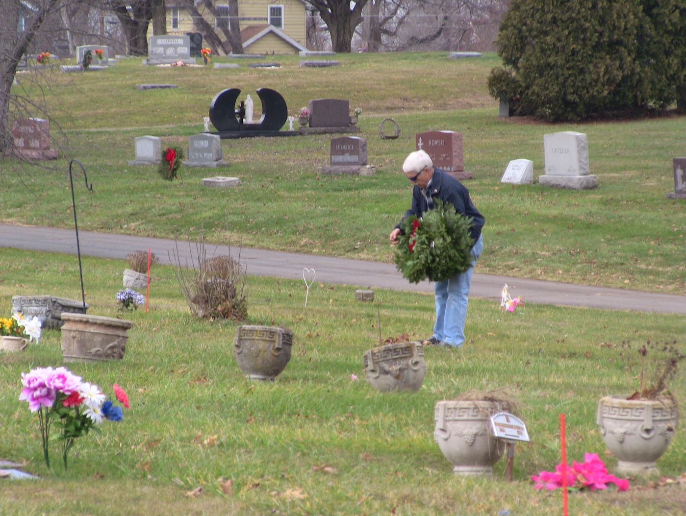 Chapter Vice President Dennis Wright, Lindenwood Cemetery, 2015