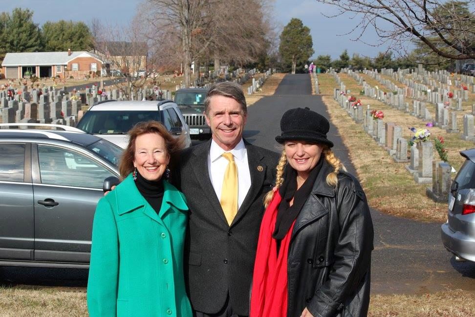 Congressman Robert Wittman and Mayor of Fredericksburg, Kathleen Greenlaw with Local Coordinator of Oak Hill Cemetery, Leisa Billington