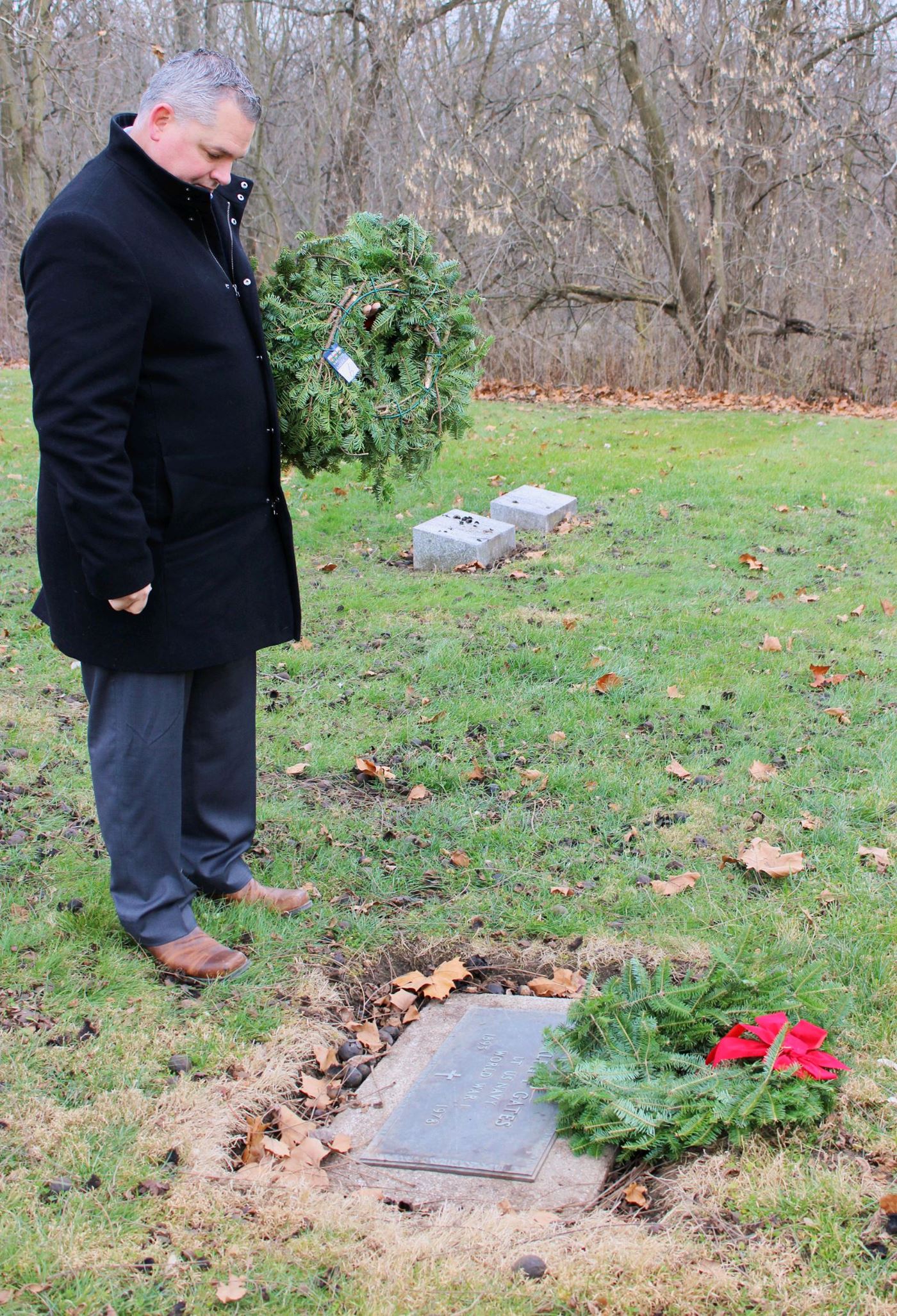 State Representative Army Veteran Chris Judy, lays wreath at Past Governor Ralph Gates, Army Veteran and WW1 paymaster.<br>