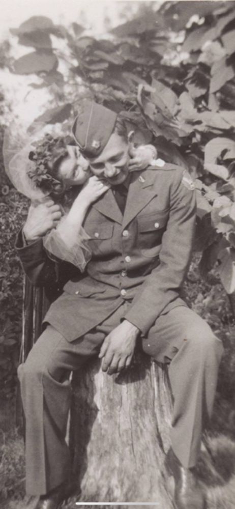 <i class="material-icons" data-template="memories-icon">chat_bubble</i><br/>Leonard Soule, Army, <br/>Posted by: Andrea Fitzgerald<br/><div class='remember-wall-long-description'>Your family honors your service with gratitude.</div><a class='btn btn-primary btn-sm mt-2 remember-wall-toggle-long-description' onclick='initRememberWallToggleLongDescriptionBtn(this)'>Learn more</a>