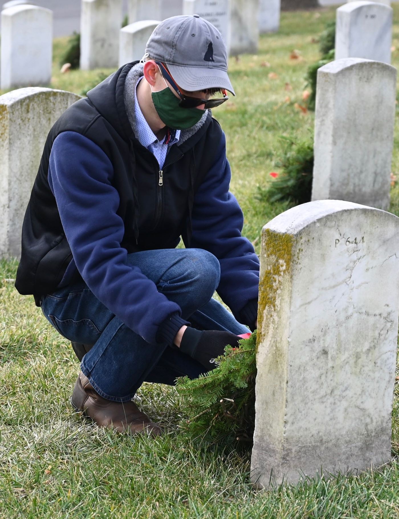 A volunteer works with the CGSC Foundation to lay wreaths at the Fort Leavenworth National Cemetery on Dec. 19, 2020.