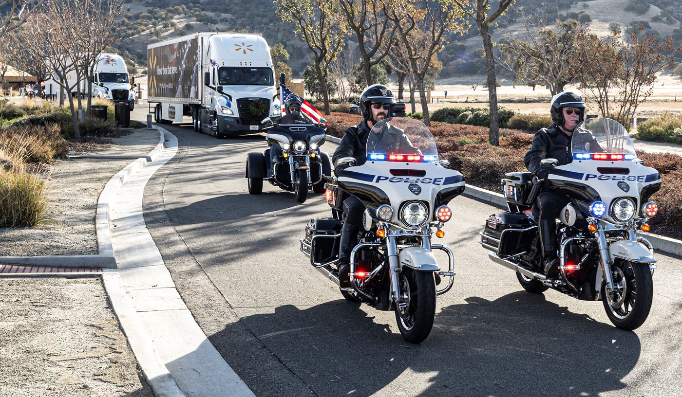 2023 WAA Day - Arrival of wreaths with a Bakersfield Police Department escort<br>