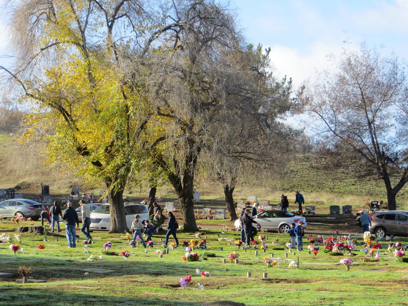 Gabilan Chapter DAR works alongside community members of all ages to cover all the veterans in the cemetery with wreaths.  Everyone is asked to pause, speak or pray, reflect, honor and remember at each grave.