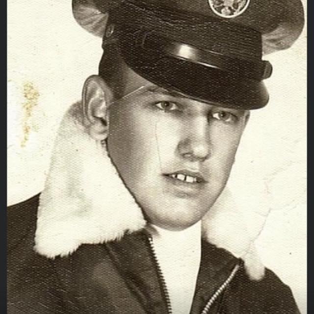 <i class="material-icons" data-template="memories-icon">stars</i><br/>Kenneth Arnold, Air Force<br/><div class='remember-wall-long-description'>Kenneth E Arnold, Husband, Father, Grandpa, Veteran, Always Loved, Never Forgotten.</div><a class='btn btn-primary btn-sm mt-2 remember-wall-toggle-long-description' onclick='initRememberWallToggleLongDescriptionBtn(this)'>Learn more</a>