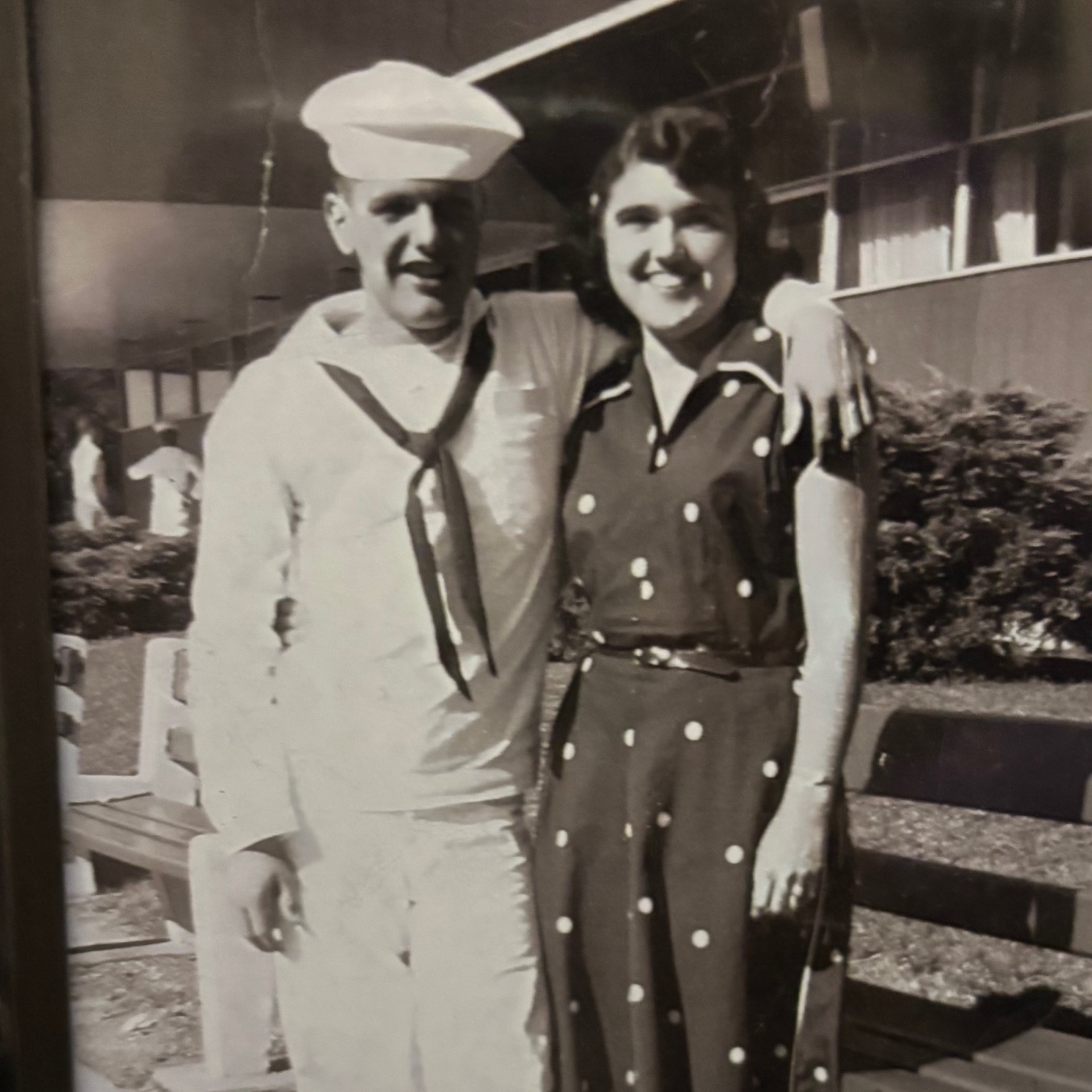 <i class="material-icons" data-template="memories-icon">chat_bubble</i><br/>Rodger Faddis, Navy, <br/>Born 3/22/1931<br/>Passed on 8/5/2018<br/>Posted by: Robert  Flinn<br/><div class='remember-wall-long-description'>In loving memory of our parents. Rodger& Gloria. “You are still the wind beneath our wings” Love your girls.</div><a class='btn btn-primary btn-sm mt-2 remember-wall-toggle-long-description' onclick='initRememberWallToggleLongDescriptionBtn(this)'>Learn more</a>