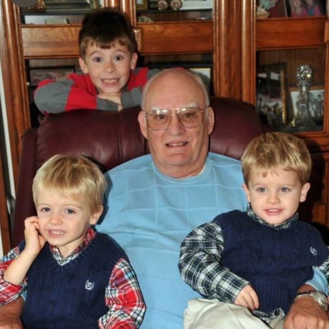 <i class="material-icons" data-template="memories-icon">chat_bubble</i><br/>Philip G Conner, Navy, <br/>Posted by: Karyn Hanley<br/><div class='remember-wall-long-description'>Forever in our hearts Papa</div><a class='btn btn-primary btn-sm mt-2 remember-wall-toggle-long-description' onclick='initRememberWallToggleLongDescriptionBtn(this)'>Learn more</a>