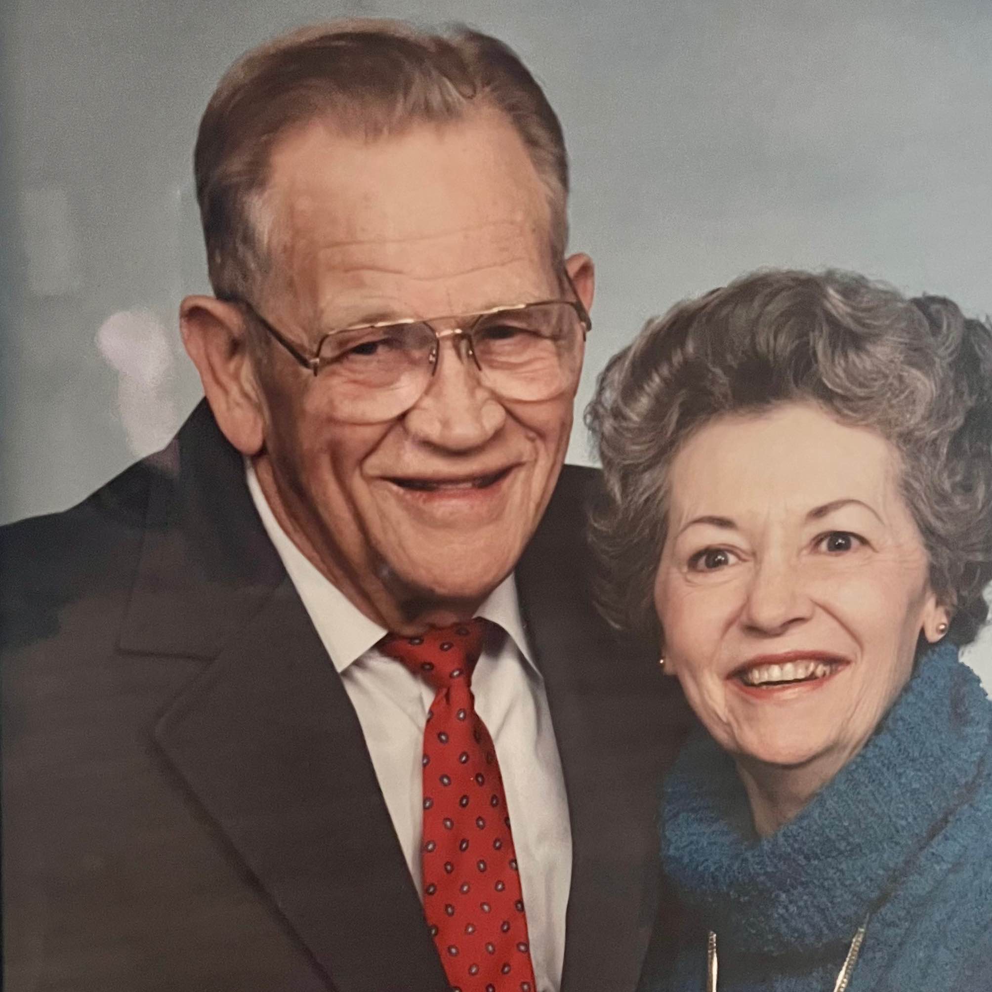 <i class="material-icons" data-template="memories-icon">chat_bubble</i><br/>Bernis L Sargent, Navy, MOMM3<br/>Born 6/8/1925<br/>Passed on 11/21/1997<br/>Posted by: Tim and Nancy Gropp<br/><div class='remember-wall-long-description'>In Loving Memory of Dad and Mom - Dr. Bernis Lee and Cherry Sargent.</div><a class='btn btn-primary btn-sm mt-2 remember-wall-toggle-long-description' onclick='initRememberWallToggleLongDescriptionBtn(this)'>Learn more</a>