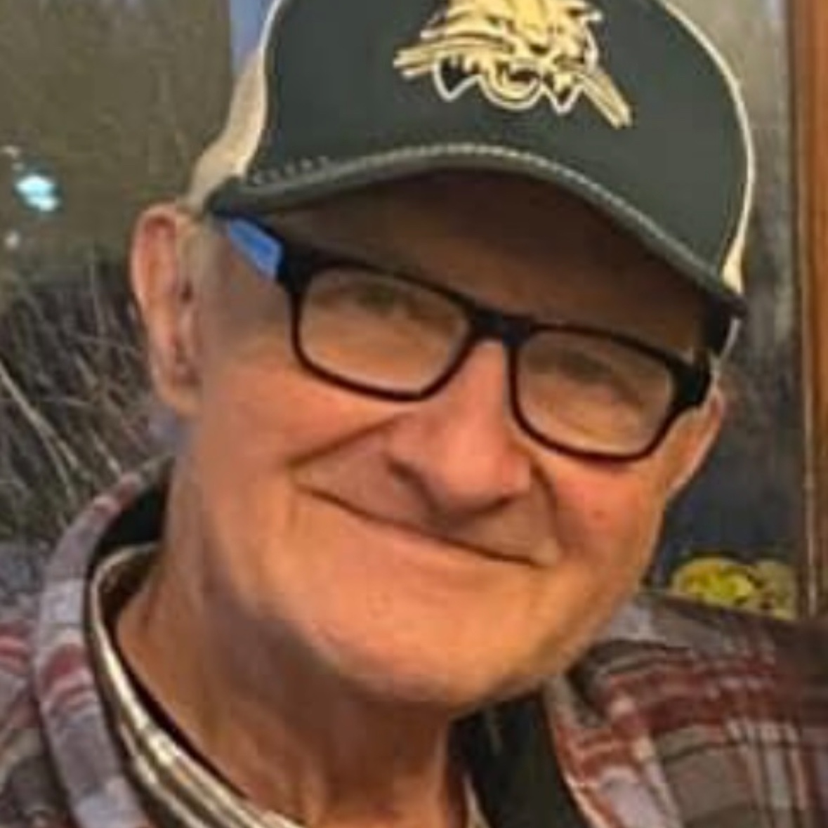 <i class="material-icons" data-template="memories-icon">chat_bubble</i><br/>Kenneth Roy Lockhart, Army, SP4<br/>Posted by: Lockhart Family<br/><div class='remember-wall-long-description'>In memory of a loving husband, dad, and pap who dedicated his life to family. Loved by many, never forgotten, and forever missed.</div><a class='btn btn-primary btn-sm mt-2 remember-wall-toggle-long-description' onclick='initRememberWallToggleLongDescriptionBtn(this)'>Learn more</a>