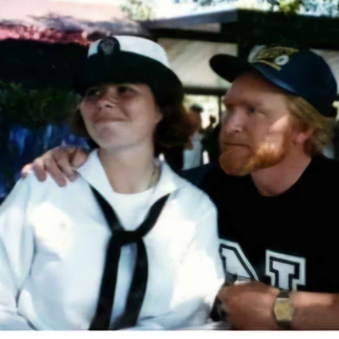 <i class="material-icons" data-template="memories-icon">chat_bubble</i><br/>John E. Fox, Army, <br/>Posted by: Lela Estrada<br/><div class='remember-wall-long-description'>With Love and Honor to my Hero</div><a class='btn btn-primary btn-sm mt-2 remember-wall-toggle-long-description' onclick='initRememberWallToggleLongDescriptionBtn(this)'>Learn more</a>