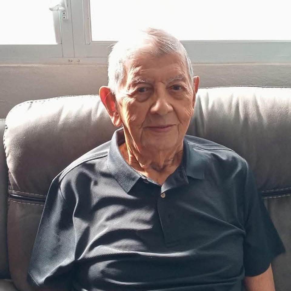 <i class="material-icons" data-template="memories-icon">chat_bubble</i><br/>Daniel Domenech Bermudez, Army, PFC<br/>Born 2/16/1936<br/>Passed on 4/13/2025<br/>Posted by: Aurea Jannice<br/><div class='remember-wall-long-description'>Te amaremos por siempre.</div><a class='btn btn-primary btn-sm mt-2 remember-wall-toggle-long-description' onclick='initRememberWallToggleLongDescriptionBtn(this)'>Learn more</a>
