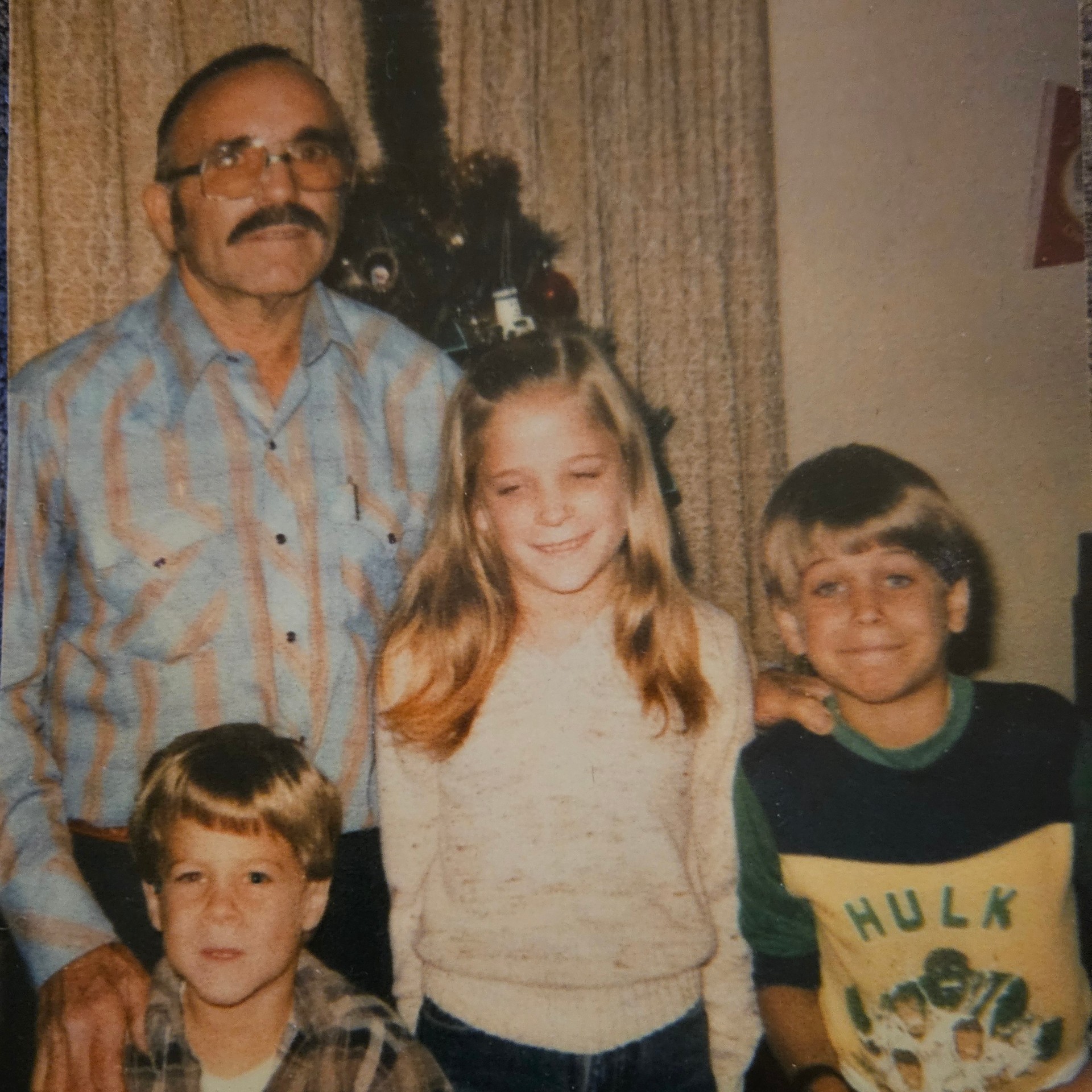 <i class="material-icons" data-template="memories-icon">chat_bubble</i><br/>Robert Hull, Navy, SF3<br/>Born 11/1/1926<br/>Passed on 7/22/2006<br/>Posted by: Vanessa Riley<br/><div class='remember-wall-long-description'>In loving memory of Grandpa Robert "Bob" Norton Hull..... a SeaBee forever!</div><a class='btn btn-primary btn-sm mt-2 remember-wall-toggle-long-description' onclick='initRememberWallToggleLongDescriptionBtn(this)'>Learn more</a>